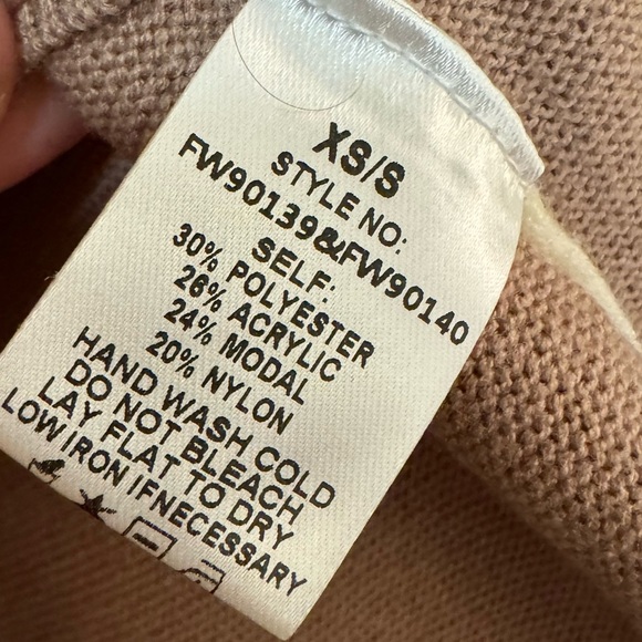 Buru Boxy Turtleneck size XS/S - Picture 6 of 8